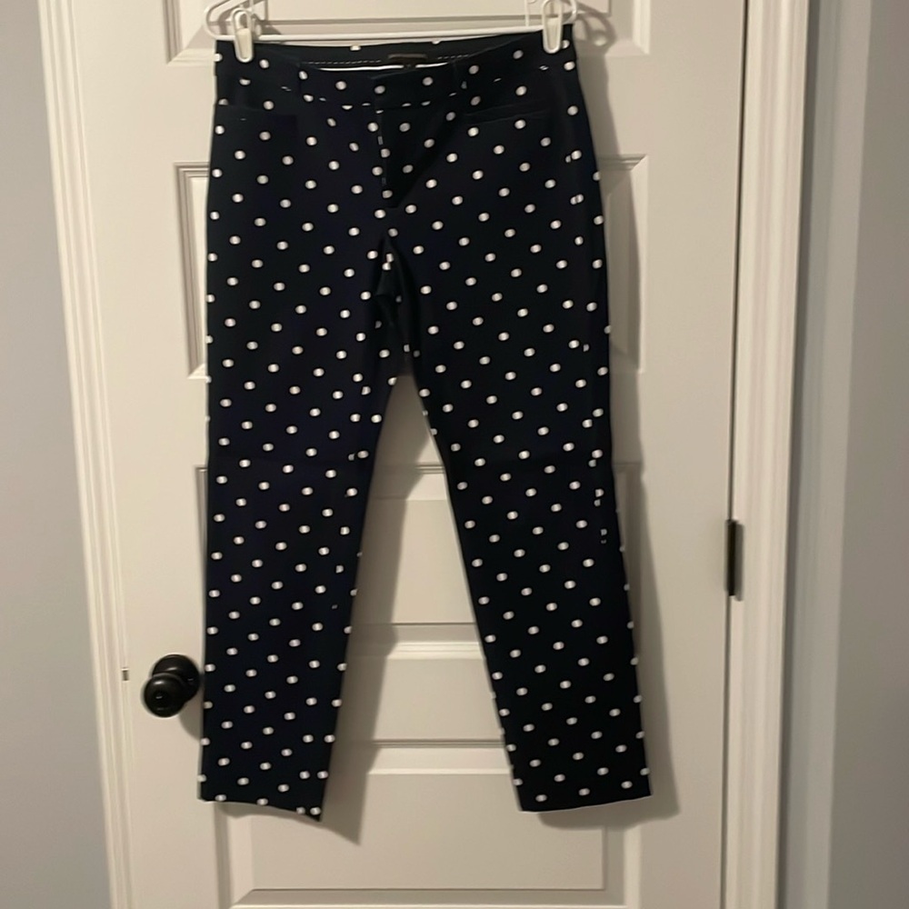 Ankle pant. Front zip and button. Both from and back pockets.